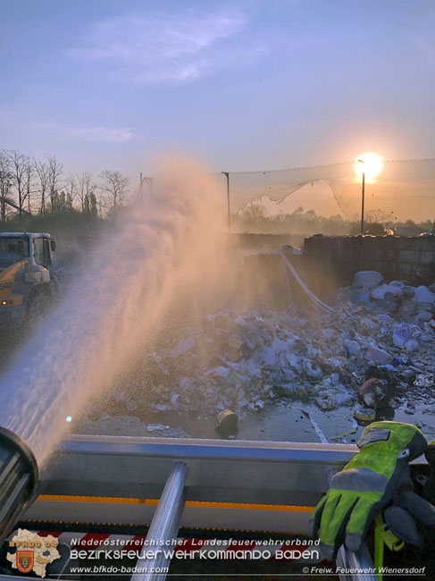 20200417 4-stndiger Lscheinsatz auf einem Wienersdorfer Firmengelnde  Foto:  Freiwillige Feuerwehr Wienersdorf