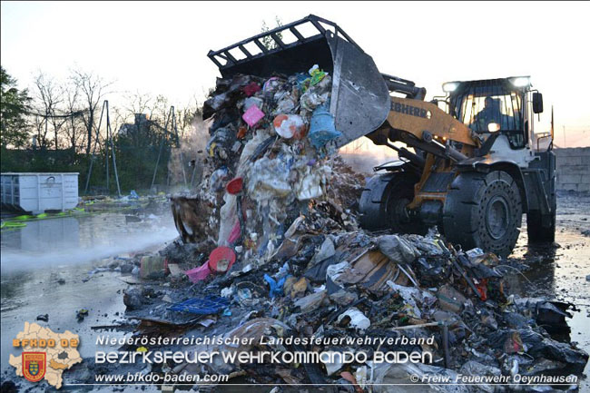 20200417 4-stndiger Lscheinsatz auf einem Wienersdorfer Firmengelnde  Foto:  Freiwillige Feuerwehr Oeynhausen