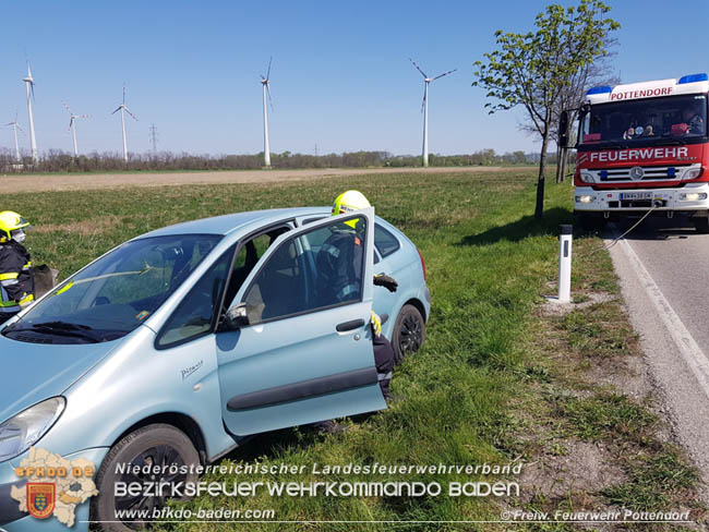20200422 Verkehrsunfall auf L157 zwischen Pottendorf und Tattendorf  Foto:  Freiwillige Feuerwehr Pottendorf 