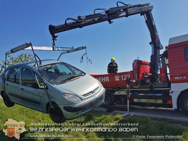 20200422 Verkehrsunfall auf L157 zwischen Pottendorf und Tattendorf  Foto:  Freiwillige Feuerwehr Pottendorf 