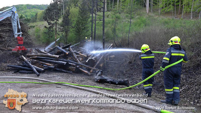 20200422 Waldbrand im Bereich Bezirksgrenze Wopfing (WN) und Alkersdorf (BN)  Foto:  Stefan Schneider BFK Baden