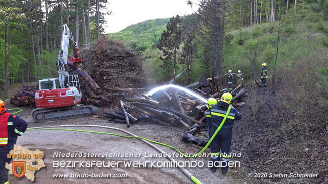 20200422 Waldbrand im Bereich Bezirksgrenze Wopfing (WN) und Alkersdorf (BN)  Foto:  Stefan Schneider BFK Baden