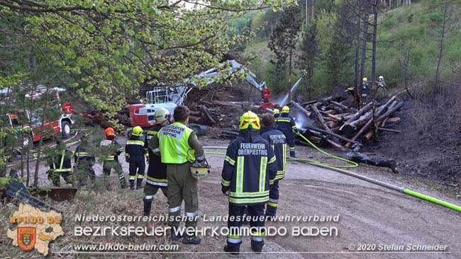 20200422 Waldbrand im Bereich Bezirksgrenze Wopfing (WN) und Alkersdorf (BN)  Foto:  Stefan Schneider BFK Baden