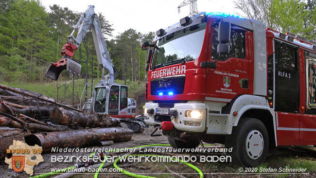 20200422 Waldbrand im Bereich Bezirksgrenze Wopfing (WN) und Alkersdorf (BN)  Foto:  Stefan Schneider BFK Baden