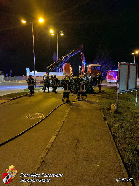 20200516 Nchtlicher Verkehrsunfall auf der LB18 in Berndorf  Foto:  Freiwillige Feuerwehr Berndorf-Stadt / Birbamer T.
