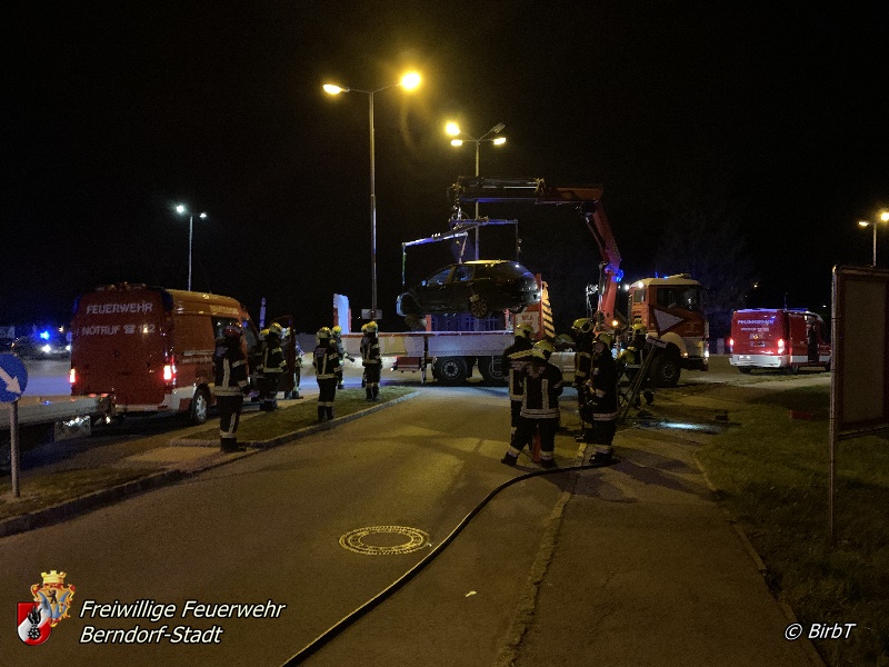 20200516 Nchtlicher Verkehrsunfall auf der LB18 in Berndorf  Foto:  Freiwillige Feuerwehr Berndorf-Stadt / Birbamer T.