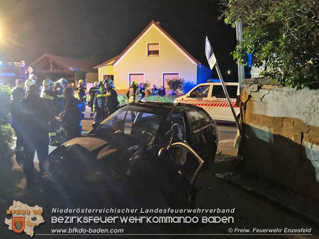 20200521 Verkehrsunfall mit Menschenrettung im Ortsgebiet von Enzesfeld-Lindabrunn  Foto:  Freiwillige Feuerwehr Enzesfeld