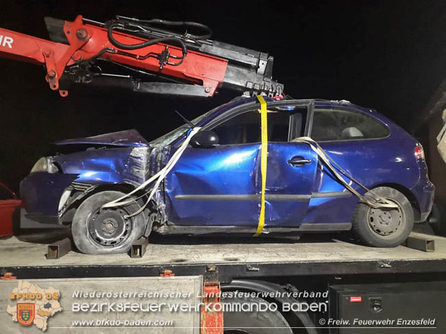 20200521 Verkehrsunfall mit Menschenrettung im Ortsgebiet von Enzesfeld-Lindabrunn  Foto:  Freiwillige Feuerwehr Enzesfeld