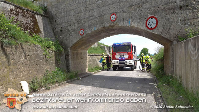 20200604 Klein Lkw prallt gegen Wasserleitung-Unterführung in Pfaffstätten Foto: © Stefan Schneider BFK Baden 20200604 Klein Lkw prallt gegen Wasserleitung-Unterführung in Pfaffstätten Foto: © Stefan Schneider BFK Baden