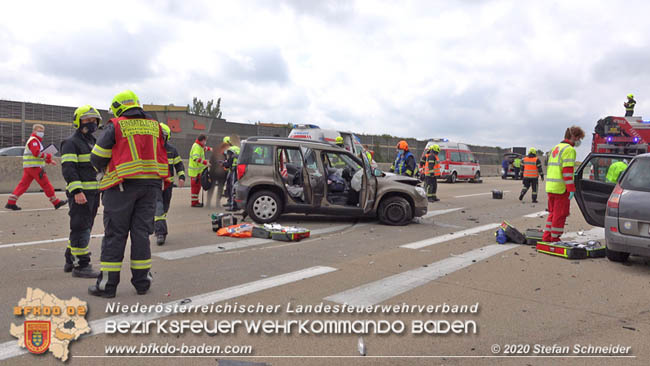 20200611 Verkehrsunfall mit 8 Verletzten auf der A2 bei Kottingbrunn RFB Sd   Foto:  Stefan Schneider BFK Baden