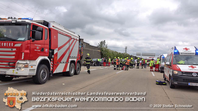 20200611 Verkehrsunfall mit 8 Verletzten auf der A2 bei Kottingbrunn RFB Sd   Foto:  Stefan Schneider BFK Baden