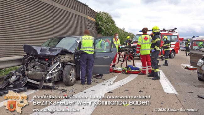 20200611 Verkehrsunfall mit 8 Verletzten auf der A2 bei Kottingbrunn RFB Sd   Foto:  Stefan Schneider BFK Baden