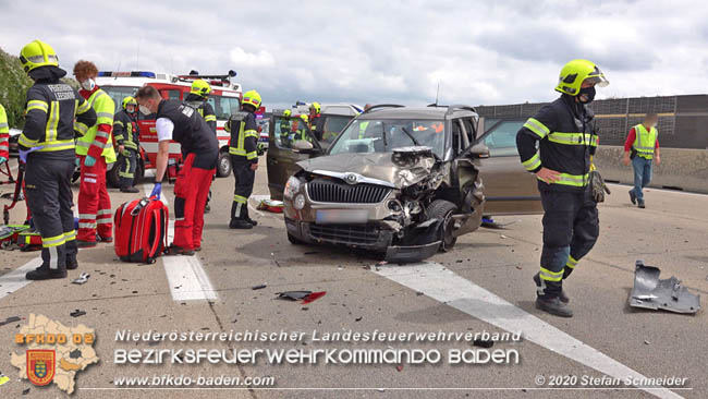 20200611 Verkehrsunfall mit 8 Verletzten auf der A2 bei Kottingbrunn RFB Sd   Foto:  Stefan Schneider BFK Baden