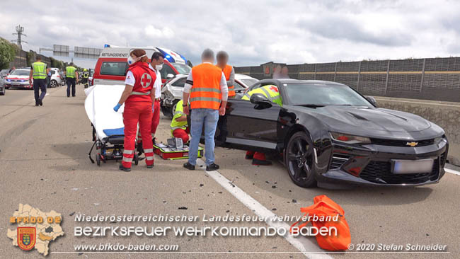 20200611 Verkehrsunfall mit 8 Verletzten auf der A2 bei Kottingbrunn RFB Sd   Foto:  Stefan Schneider BFK Baden