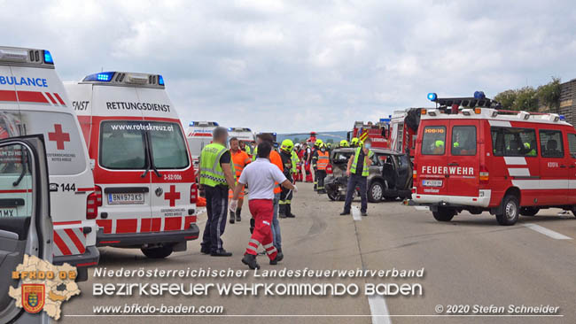 20200611 Verkehrsunfall mit 8 Verletzten auf der A2 bei Kottingbrunn RFB Sd   Foto:  Stefan Schneider BFK Baden