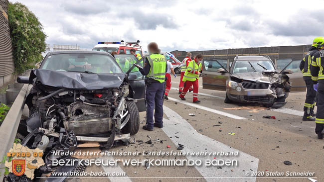 20200611 Verkehrsunfall mit 8 Verletzten auf der A2 bei Kottingbrunn RFB Süd Foto: © Stefan Schneider BFK Baden 20200611 Verkehrsunfall mit 8 Verletzten auf der A2 bei Kottingbrunn RFB Süd Foto: © Stefan Schneider BFK Baden