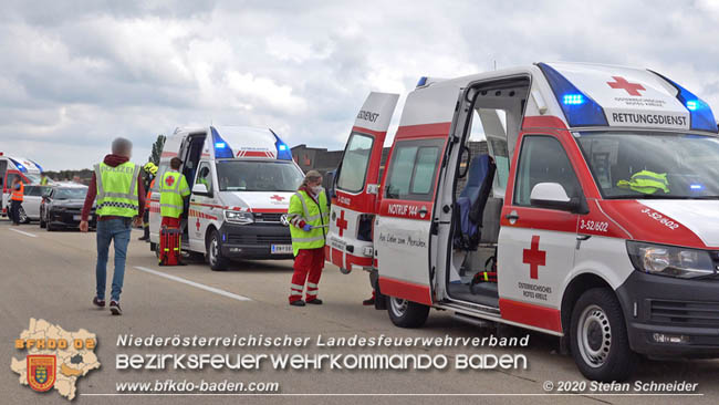 20200611 Verkehrsunfall mit 8 Verletzten auf der A2 bei Kottingbrunn RFB Sd   Foto:  Stefan Schneider BFK Baden