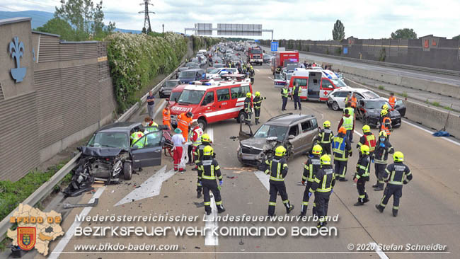 20200611 Verkehrsunfall mit 8 Verletzten auf der A2 bei Kottingbrunn RFB Sd   Foto:  Stefan Schneider BFK Baden