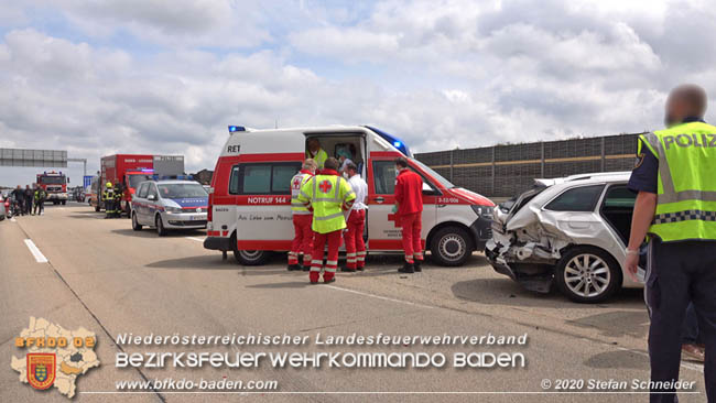 20200611 Verkehrsunfall mit 8 Verletzten auf der A2 bei Kottingbrunn RFB Sd   Foto:  Stefan Schneider BFK Baden
