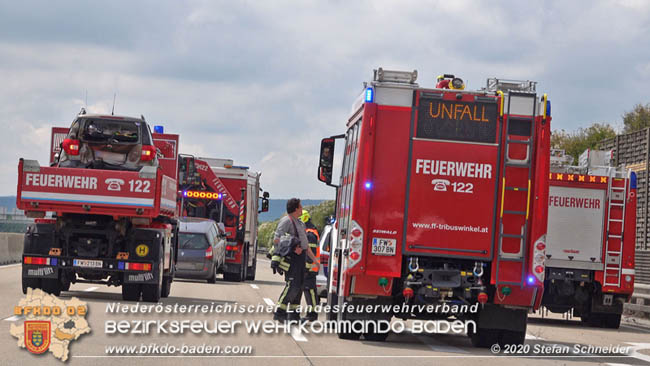 20200611 Verkehrsunfall mit 8 Verletzten auf der A2 bei Kottingbrunn RFB Sd   Foto:  Stefan Schneider BFK Baden