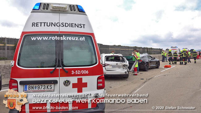 20200611 Verkehrsunfall mit 8 Verletzten auf der A2 bei Kottingbrunn RFB Sd   Foto:  Stefan Schneider BFK Baden