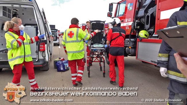 20200611 Verkehrsunfall mit 8 Verletzten auf der A2 bei Kottingbrunn RFB Sd   Foto:  Stefan Schneider BFK Baden