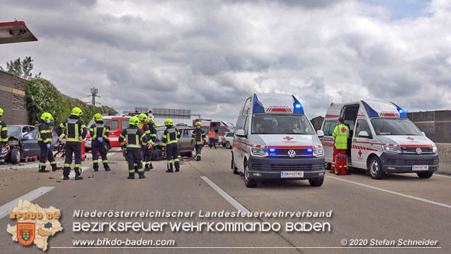 20200611 Verkehrsunfall mit 8 Verletzten auf der A2 bei Kottingbrunn RFB Sd   Foto:  Stefan Schneider BFK Baden