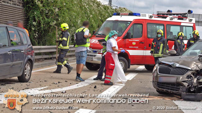 20200611 Verkehrsunfall mit 8 Verletzten auf der A2 bei Kottingbrunn RFB Sd   Foto:  Stefan Schneider BFK Baden