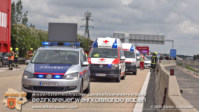 20200611 Verkehrsunfall mit 8 Verletzten auf der A2 bei Kottingbrunn RFB Sd   Foto:  Stefan Schneider BFK Baden