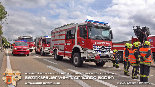 20200611 Verkehrsunfall mit 8 Verletzten auf der A2 bei Kottingbrunn RFB Sd   Foto:  Stefan Schneider BFK Baden