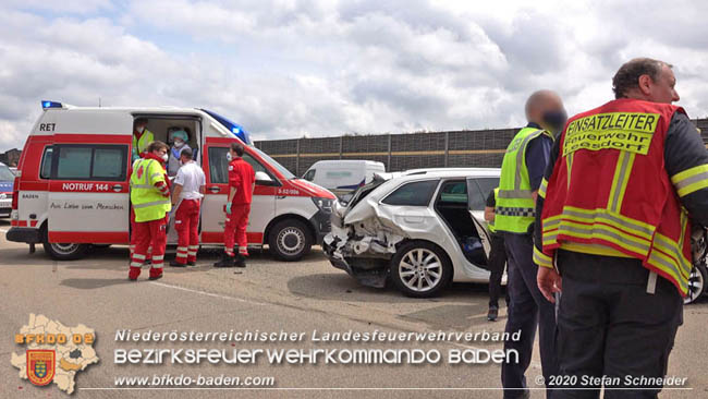 20200611 Verkehrsunfall mit 8 Verletzten auf der A2 bei Kottingbrunn RFB Sd   Foto:  Stefan Schneider BFK Baden