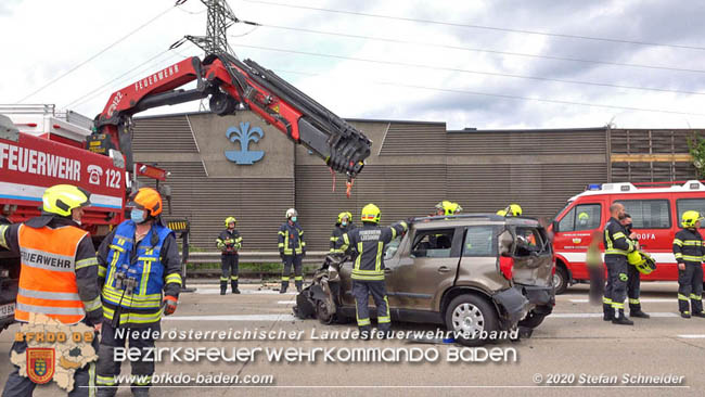 20200611 Verkehrsunfall mit 8 Verletzten auf der A2 bei Kottingbrunn RFB Sd   Foto:  Stefan Schneider BFK Baden