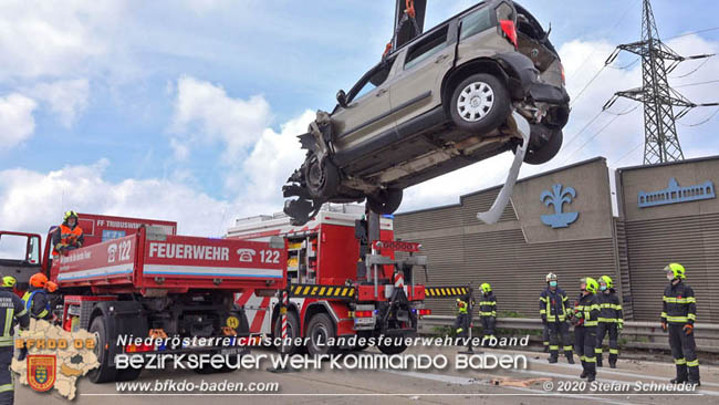 20200611 Verkehrsunfall mit 8 Verletzten auf der A2 bei Kottingbrunn RFB Sd   Foto:  Stefan Schneider BFK Baden