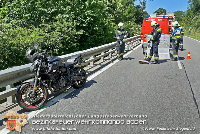 20200613 Motorradunfall in Siegenfeld auf der LB210 im Helenental Foto: © Freiwillige Feuerwehr Siegenfeld 20200613 Motorradunfall in Siegenfeld auf der LB210 im Helenental Foto: © Freiwillige Feuerwehr Siegenfeld