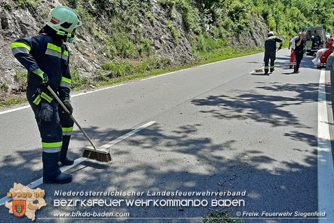 20200613 Motorradunfall in Siegenfeld auf der LB210 im Helenental   Foto: © Freiwillige Feuerwehr Siegenfeld 