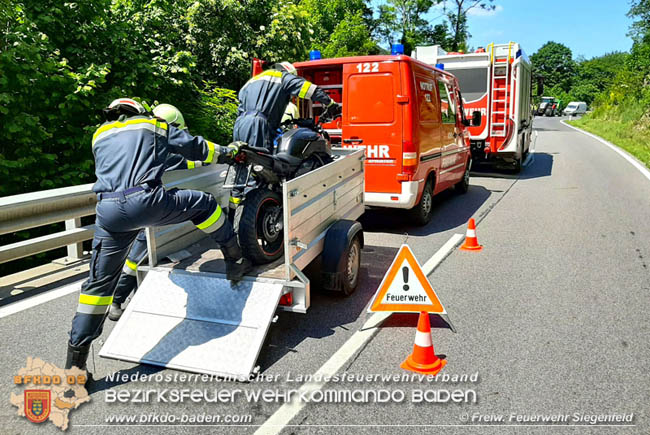 20200613 Motorradunfall in Siegenfeld auf der LB210 im Helenental   Foto: © Freiwillige Feuerwehr Siegenfeld 