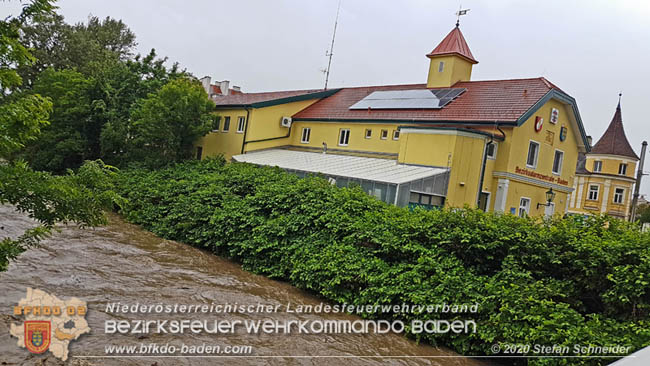 20200621 Hochwasserfhrende Schwechat im Stadtgebiet von Baden  Fotos:  Stefan Schneider