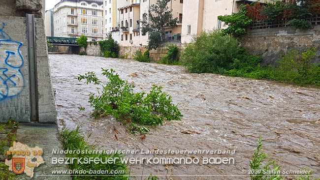 20200621 Hochwasserfhrende Schwechat im Stadtgebiet von Baden  Fotos:  Stefan Schneider