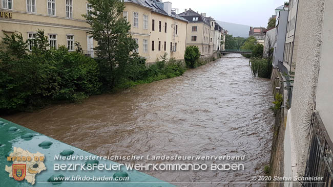 20200621 Hochwasserfhrende Schwechat im Stadtgebiet von Baden  Fotos:  Stefan Schneider