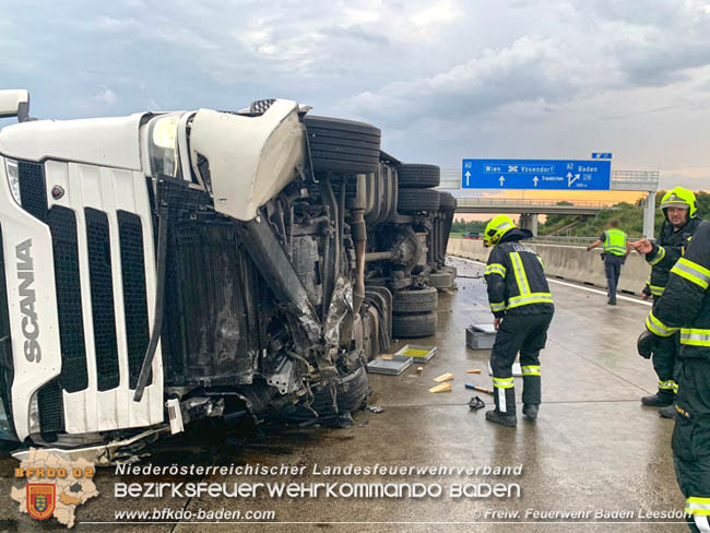 20200629 Verunfallter Lkw sorgte fr Verkehrschaos auf der A2 bei Baden   Fotos:  Georg Mrvka FF Baden-Leesdorf