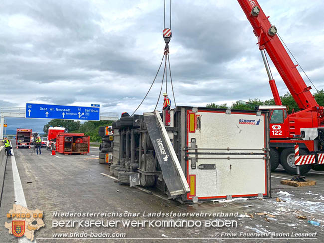 20200629 Verunfallter Lkw sorgte fr Verkehrschaos auf der A2 bei Baden   Fotos:  Georg Mrvka FF Baden-Leesdorf