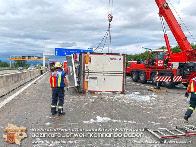 20200629 Verunfallter Lkw sorgte fr Verkehrschaos auf der A2 bei Baden   Fotos:  Georg Mrvka FF Baden-Leesdorf