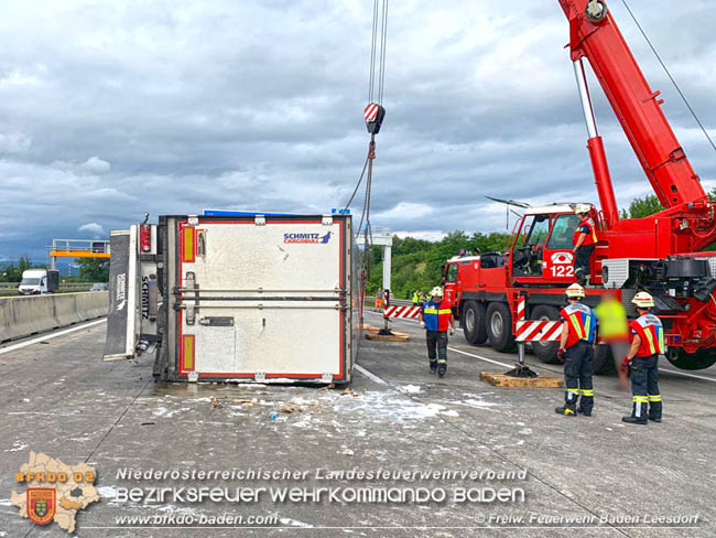 20200629 Verunfallter Lkw sorgte fr Verkehrschaos auf der A2 bei Baden   Fotos:  Georg Mrvka FF Baden-Leesdorf