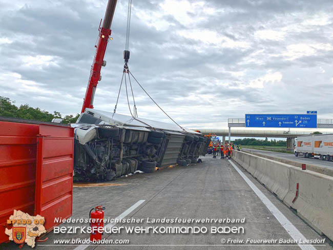 20200629 Verunfallter Lkw sorgte fr Verkehrschaos auf der A2 bei Baden   Fotos:  Georg Mrvka FF Baden-Leesdorf