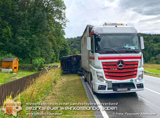 20200717 Umgestrzter Lkw Anhnger auf der LB18 zwischen Weissenbach und Altenmarkt a.d.Triesting  Foto:  Freiwillige Feuerwehr Altenmarkt