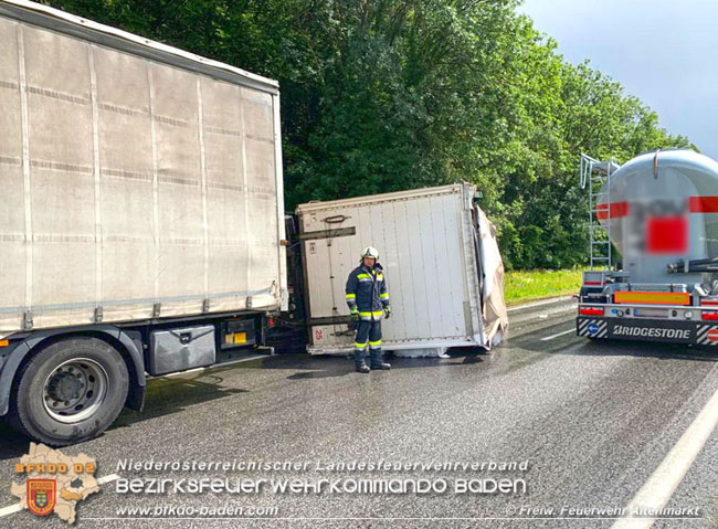 20200717 Umgestrzter Lkw Anhnger auf der LB18 zwischen Weissenbach und Altenmarkt a.d.Triesting  Foto:  Freiwillige Feuerwehr Altenmarkt