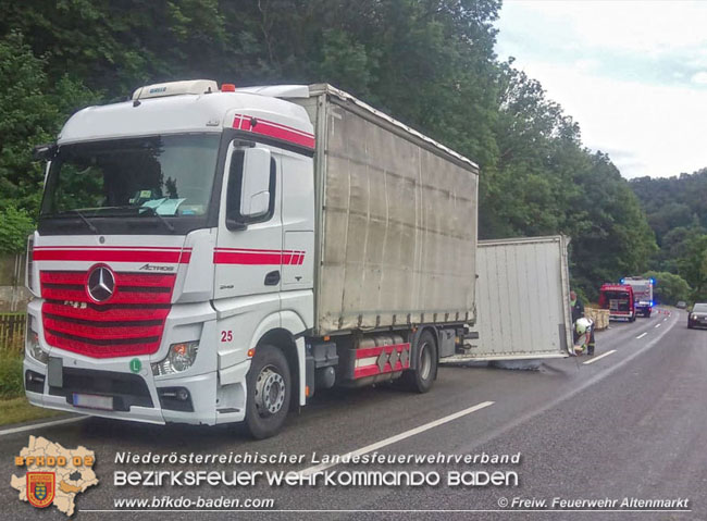 20200717 Umgestürzter Lkw Anhänger auf der LB18 zwischen Weissenbach und Altenmarkt a.d.Triesting Foto: © Freiwillige Feuerwehr Altenmarkt 20200717 Umgestürzter Lkw Anhänger auf der LB18 zwischen Weissenbach und Altenmarkt a.d.Triesting Foto: © Freiwillige Feuerwehr Altenmarkt