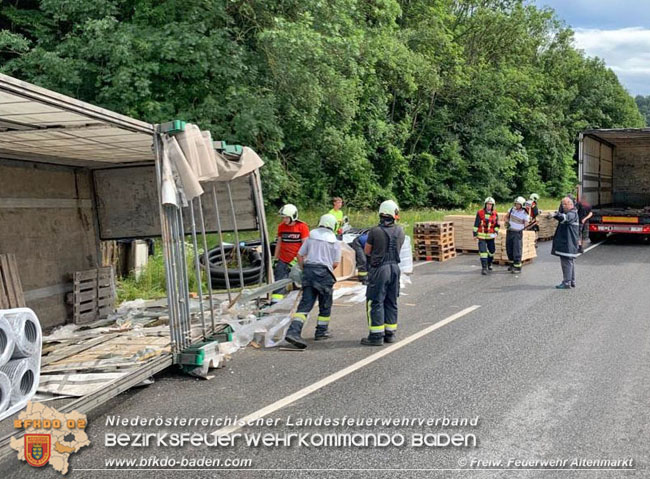 20200717 Umgestrzter Lkw Anhnger auf der LB18 zwischen Weissenbach und Altenmarkt a.d.Triesting  Foto:  Freiwillige Feuerwehr Altenmarkt