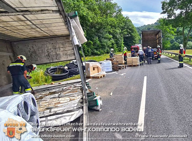 20200717 Umgestrzter Lkw Anhnger auf der LB18 zwischen Weissenbach und Altenmarkt a.d.Triesting  Foto:  Freiwillige Feuerwehr Altenmarkt