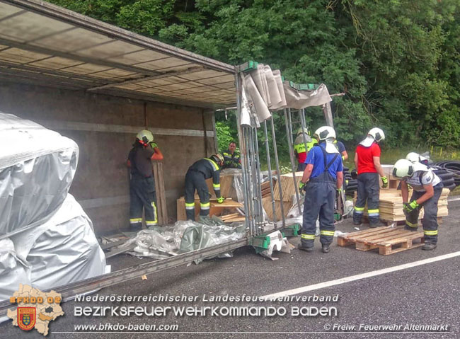 20200717 Umgestürzter Lkw Anhänger auf der LB18 zwischen Weissenbach und Altenmarkt a.d.Triesting Foto: © Freiwillige Feuerwehr Altenmarkt 20200717 Umgestürzter Lkw Anhänger auf der LB18 zwischen Weissenbach und Altenmarkt a.d.Triesting Foto: © Freiwillige Feuerwehr Altenmarkt
